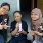 Mahasiswa KKN-PPM UMBY Kelompok 105 foto bersama salah satu pelaku usaha katering setelah berhasil dibuatkan titik lokasi di Google Maps. Foto: Mahasiswa KKN-PPM UMBY Kelompok 105