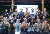 Mahasiswa KKN-PPM UMBY Kelompok 64 berfoto bersama Pak dukuh, Narasumber dan Pemuda remaja usai sosialisasi literasi digital di Padukuhan Banyusumurup, Girirejo, Imogiri, Bantul, DI Yogyakarta. Foto: Kelompok 64 UMBY