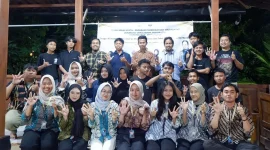 Mahasiswa KKN-PPM UMBY Kelompok 64 berfoto bersama Pak dukuh, Narasumber dan Pemuda remaja usai sosialisasi literasi digital di Padukuhan Banyusumurup, Girirejo, Imogiri, Bantul, DI Yogyakarta. Foto: Kelompok 64 UMBY