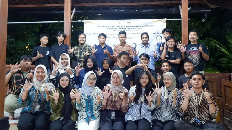 Mahasiswa KKN-PPM UMBY Kelompok 64 berfoto bersama Pak dukuh, Narasumber dan Pemuda remaja usai sosialisasi literasi digital di Padukuhan Banyusumurup, Girirejo, Imogiri, Bantul, DI Yogyakarta. Foto: Kelompok 64 UMBY