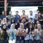 Mahasiswa KKN-PPM UMBY Kelompok 64 berfoto bersama Pak dukuh, Narasumber dan Pemuda remaja usai sosialisasi literasi digital di Padukuhan Banyusumurup, Girirejo, Imogiri, Bantul, DI Yogyakarta. Foto: Kelompok 64 UMBY