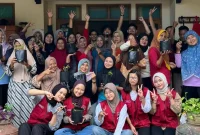 Mahasiswa KKN PPM UMBY Kelompok 81 bersama warga Dusun Sungapan berfoto bersama usai praktik menanam bibit cabai dan tomat dalam kegiatan Workshop Kebun Gizi. Foto: KKN 81 UMBY