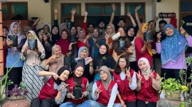 Mahasiswa KKN PPM UMBY Kelompok 81 bersama warga Dusun Sungapan berfoto bersama usai praktik menanam bibit cabai dan tomat dalam kegiatan Workshop Kebun Gizi. Foto: KKN 81 UMBY