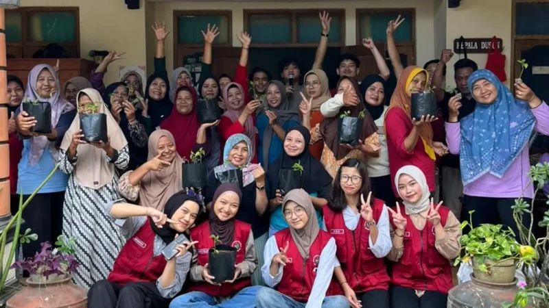 Mahasiswa KKN PPM UMBY Kelompok 81 bersama warga Dusun Sungapan berfoto bersama usai praktik menanam bibit cabai dan tomat dalam kegiatan Workshop Kebun Gizi. Foto: KKN 81 UMBY