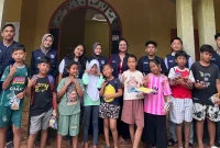 Mahasiswa KKN UMBY Kelompok 107 bersama anak-anak peserta bimbel pada pertemuan pekan ketiga, Jum’at (15/08/2025). Foto: KKN UMBY Kelompok 107
