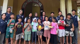 Mahasiswa KKN UMBY Kelompok 107 bersama anak-anak peserta bimbel pada pertemuan pekan ketiga, Jum’at (15/08/2025). Foto: KKN UMBY Kelompok 107
