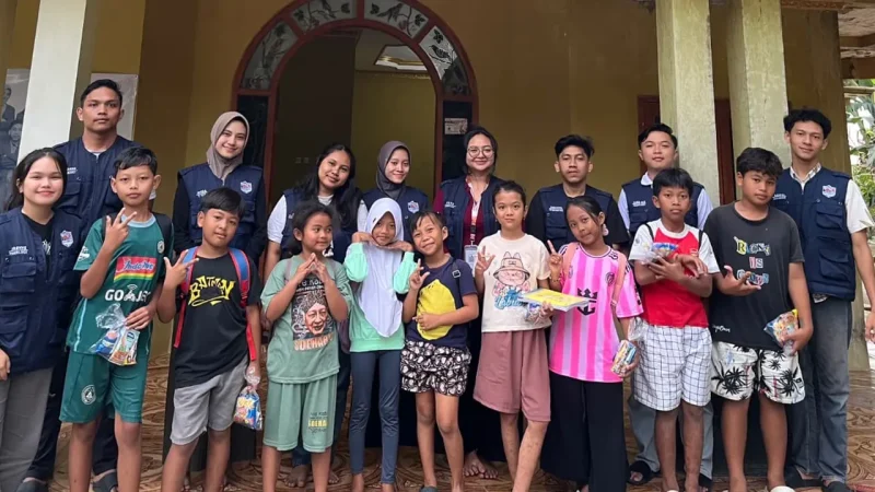 Mahasiswa KKN UMBY Kelompok 107 bersama anak-anak peserta bimbel pada pertemuan pekan ketiga, Jum’at (15/08/2025). Foto: KKN UMBY Kelompok 107
