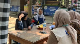 Sosialisasi dan implementasi QRIS kepada pelaku UMKM Wisata Umbul Nilo. Foto: Kelompok 91 KKN-PPM UNISRI
