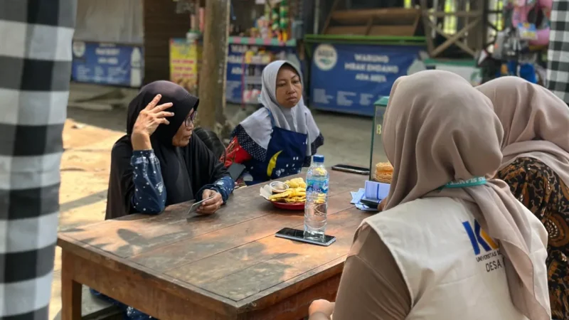 Sosialisasi dan implementasi QRIS kepada pelaku UMKM Wisata Umbul Nilo. Foto: Kelompok 91 KKN-PPM UNISRI
