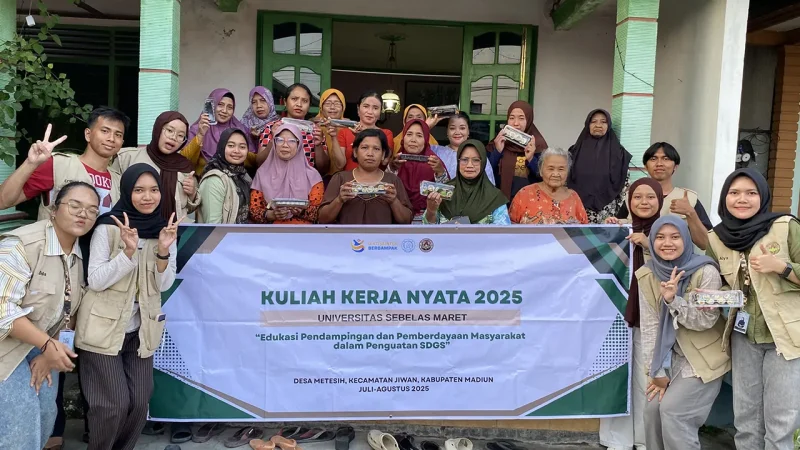 Mahasiswa KKN UNS 141 bersama Ibu-Ibu Desa Metesih dalam pelaksanaan Program Inovasi Gimbab Lokal berbahan dasar tempe. Foto: KKN UNS 141