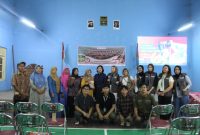 Mahasiswa KKN UNS 71 bersama pelaku UMKM Desa Jatikuwung saat Sosialisasi Pemasangan QRIS. Foto: KKN UNS 71