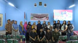 Mahasiswa KKN UNS 71 bersama pelaku UMKM Desa Jatikuwung saat Sosialisasi Pemasangan QRIS. Foto: KKN UNS 71