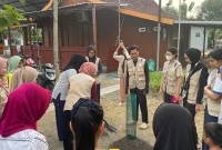 Mahasiswa KKN UNS saat memberikan pelatihan pembuatan sekam bakar. Foto: KKN UNS Desa Legundi