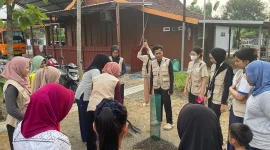 Mahasiswa KKN UNS saat memberikan pelatihan pembuatan sekam bakar. Foto: KKN UNS Desa Legundi