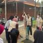 Mahasiswa KKN UNS saat memberikan pelatihan pembuatan sekam bakar. Foto: KKN UNS Desa Legundi