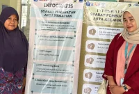 Mahasiswa KKN bersama perangkat Desa Kadirejo memperkenalkan infografis syarat pembuatan akta kelahiran dan kematian yang dipasang di kantor desa. Foto: pribadi