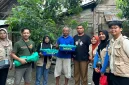Mahasiswa Kelompok 04 KKN UNS 2025 bersama Anggota tim BUMDes desa Tempellemahbang, Kecamatan Jepon, Kabupaten Blora, berfoto bersama usai mengikuti program budidaya maggot black soldier fly, Minggu 27 Juli 2025. Foto: KKN 04 UNS