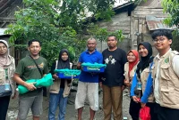 Mahasiswa Kelompok 04 KKN UNS 2025 bersama Anggota tim BUMDes desa Tempellemahbang, Kecamatan Jepon, Kabupaten Blora, berfoto bersama usai mengikuti program budidaya maggot black soldier fly, Minggu 27 Juli 2025. Foto: KKN 04 UNS