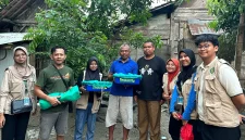 Mahasiswa Kelompok 04 KKN UNS 2025 bersama Anggota tim BUMDes desa Tempellemahbang, Kecamatan Jepon, Kabupaten Blora, berfoto bersama usai mengikuti program budidaya maggot black soldier fly, Minggu 27 Juli 2025. Foto: KKN 04 UNS