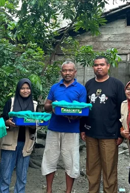 Atasi Masalah Sampah dan Pakan Ternak, KKN 04 UNS Hadirkan Inovasi Budidaya Maggot di Desa Tempellemahbang