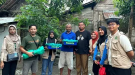 Mahasiswa Kelompok 04 KKN UNS 2025 bersama Anggota tim BUMDes desa Tempellemahbang, Kecamatan Jepon, Kabupaten Blora, berfoto bersama usai mengikuti program budidaya maggot black soldier fly, Minggu 27 Juli 2025. Foto: KKN 04 UNS