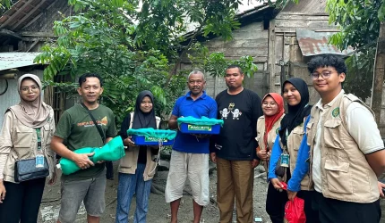 Mahasiswa Kelompok 04 KKN UNS 2025 bersama Anggota tim BUMDes desa Tempellemahbang, Kecamatan Jepon, Kabupaten Blora, berfoto bersama usai mengikuti program budidaya maggot black soldier fly, Minggu 27 Juli 2025. Foto: KKN 04 UNS