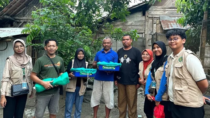 Mahasiswa Kelompok 04 KKN UNS 2025 bersama Anggota tim BUMDes desa Tempellemahbang, Kecamatan Jepon, Kabupaten Blora, berfoto bersama usai mengikuti program budidaya maggot black soldier fly, Minggu 27 Juli 2025. Foto: KKN 04 UNS