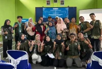 Mahasiswa UNS bersama masyarakat Desa Ketitang, Kecamatan Jumo, Kabupaten Temanggung, berfoto bersama usai kegiatan pemberdayaan melalui inovasi pengolahan limbah kulit kopi dan edukasi kesehatan, Selasa (29/7/2025). Foto: pribadi