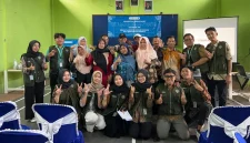 Mahasiswa UNS bersama masyarakat Desa Ketitang, Kecamatan Jumo, Kabupaten Temanggung, berfoto bersama usai kegiatan pemberdayaan melalui inovasi pengolahan limbah kulit kopi dan edukasi kesehatan, Selasa (29/7/2025). Foto: pribadi