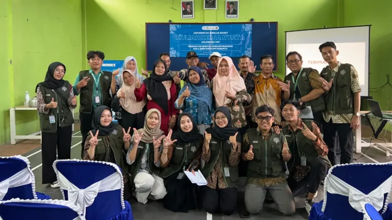 Mahasiswa UNS bersama masyarakat Desa Ketitang, Kecamatan Jumo, Kabupaten Temanggung, berfoto bersama usai kegiatan pemberdayaan melalui inovasi pengolahan limbah kulit kopi dan edukasi kesehatan, Selasa (29/7/2025). Foto: pribadi