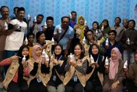 Mahasiswa bersama warga menunjukkan hasil sabun MES Ekoenzim. Foto: KKN 265 UNS