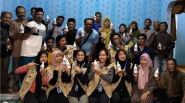 Mahasiswa bersama warga menunjukkan hasil sabun MES Ekoenzim. Foto: KKN 265 UNS