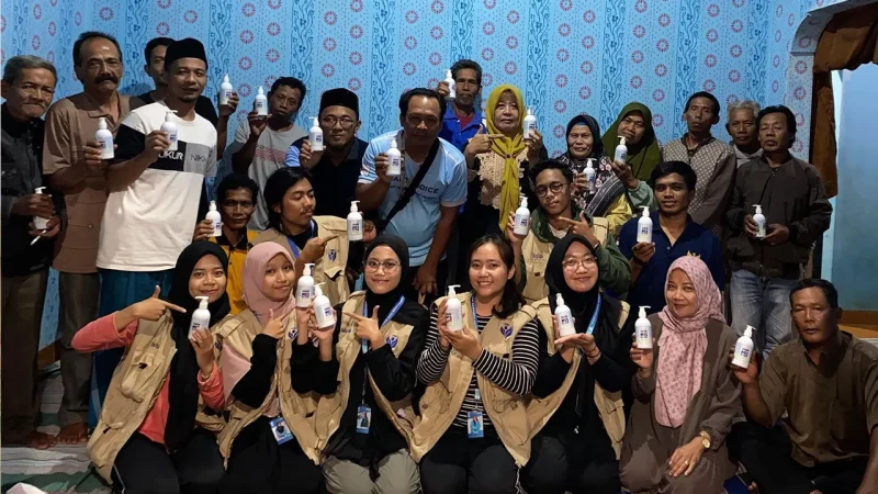 Mahasiswa bersama warga menunjukkan hasil sabun MES Ekoenzim. Foto: KKN 265 UNS