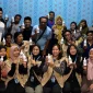 Mahasiswa bersama warga menunjukkan hasil sabun MES Ekoenzim. Foto: KKN 265 UNS