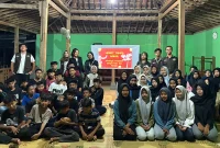 Para remaja Dusun Kajor Kulon berfoto bersama mahasiswa KKN-PPM UMBY usai mengikuti psikoedukasi bertema “Hebat Tanpa Nakal – Mencegah Kenakalan dengan Cinta dan Bahagia” di Balai Dusun Kajor Kulon, Senin 4 Agustus 2025. Foto: KKN-PPM UMBY Kelompok 75