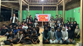 Para remaja Dusun Kajor Kulon berfoto bersama mahasiswa KKN-PPM UMBY usai mengikuti psikoedukasi bertema “Hebat Tanpa Nakal – Mencegah Kenakalan dengan Cinta dan Bahagia” di Balai Dusun Kajor Kulon, Senin 4 Agustus 2025. Foto: KKN-PPM UMBY Kelompok 75