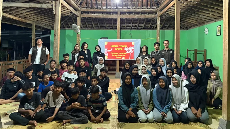 Para remaja Dusun Kajor Kulon berfoto bersama mahasiswa KKN-PPM UMBY usai mengikuti psikoedukasi bertema “Hebat Tanpa Nakal – Mencegah Kenakalan dengan Cinta dan Bahagia” di Balai Dusun Kajor Kulon, Senin 4 Agustus 2025. Foto: KKN-PPM UMBY Kelompok 75