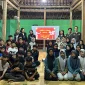 Para remaja Dusun Kajor Kulon berfoto bersama mahasiswa KKN-PPM UMBY usai mengikuti psikoedukasi bertema “Hebat Tanpa Nakal – Mencegah Kenakalan dengan Cinta dan Bahagia” di Balai Dusun Kajor Kulon, Senin 4 Agustus 2025. Foto: KKN-PPM UMBY Kelompok 75