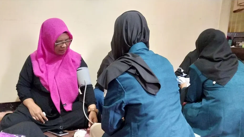 Pelaksaan skrining door to door ke warga RW 03 di kelurahan padangsari. Foto: KKN-T IDBU Tim 26 UNDIP