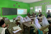 Suasana pemaparan materi Aksara Jawa dalam program 