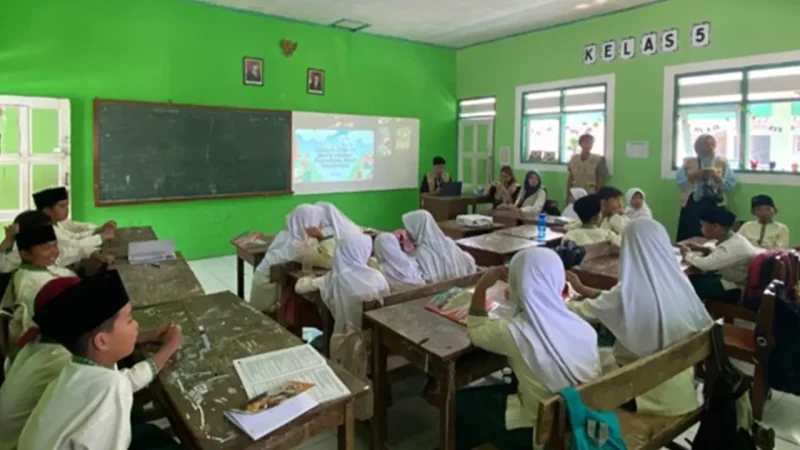 Suasana pemaparan materi Aksara Jawa dalam program 