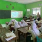 Suasana pemaparan materi Aksara Jawa dalam program 