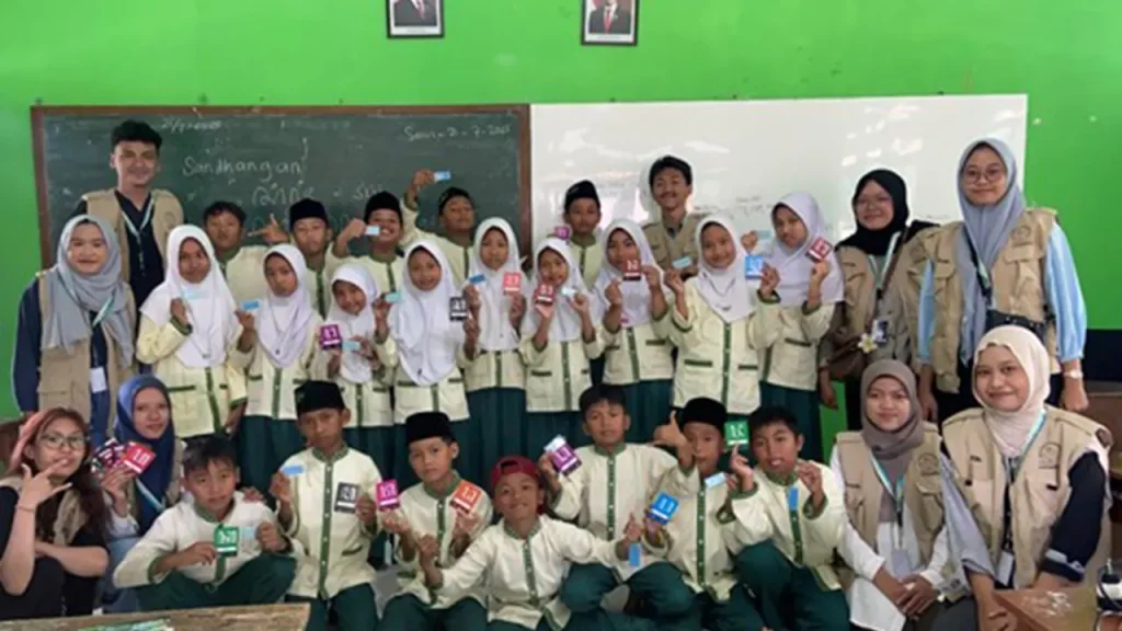 Pelaksanaan Program "Jelajah Aksara Jawa: Kenali Hurufnya, Buat Karyanya" di MI GUPPI Desa Sumberwulan, Kecamatan Selomerto, Kabupaten Wonosobo (23/7/2025). Foto: KKN 368 UNS