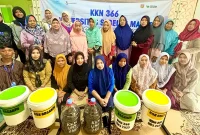Pelaksanaan Sosialisasi SAPA Desa Krasak: Sadar Pilah Sampah dan Pembuatan Pupuk Organik Bokashi Padat Sederhana bersama ibu-ibu KWT, perangkat desa, dan masyarakat Desa Krasak pada Selasa (12/8/2025). Foto: KKN 366 UNS