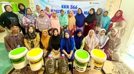 Pelaksanaan Sosialisasi SAPA Desa Krasak: Sadar Pilah Sampah dan Pembuatan Pupuk Organik Bokashi Padat Sederhana bersama ibu-ibu KWT, perangkat desa, dan masyarakat Desa Krasak pada Selasa (12/8/2025). Foto: KKN 366 UNS