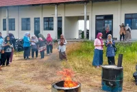 Proses praktik pembakaran sampah menggunakan insinerator. Foto: KKN 147 UNS