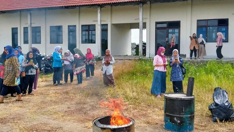 Proses praktik pembakaran sampah menggunakan insinerator. Foto: KKN 147 UNS