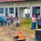 Proses praktik pembakaran sampah menggunakan insinerator. Foto: KKN 147 UNS