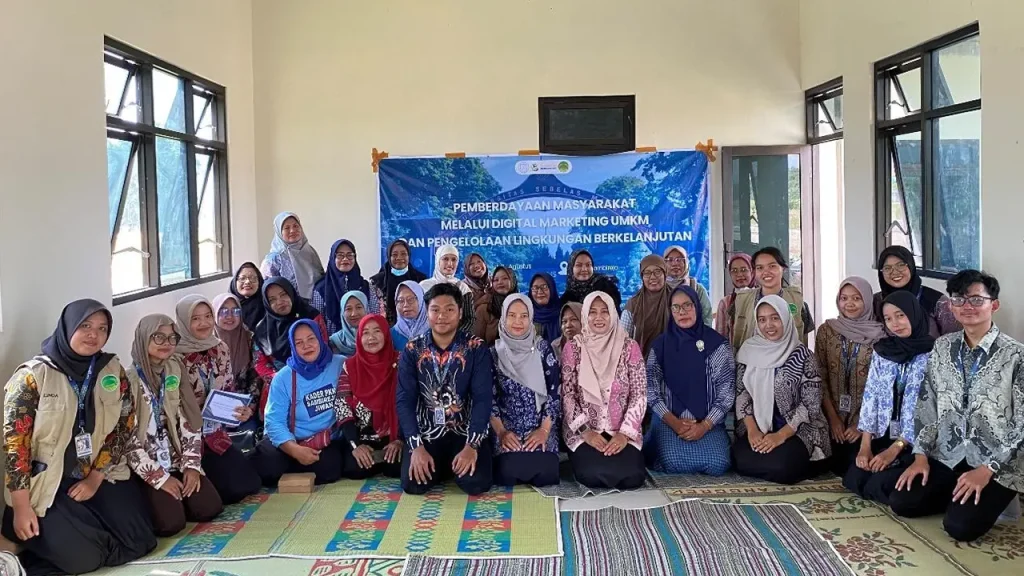 Pelaksanaan Sosialisasi Insinerator Pengelolaan Sampah: Pemanfaatan Tungku Pembakaran Minim Asap untuk Desa Bersih dan Sehat bersama ibu-ibu perangkat desa, ibu-ibu PKK, dan kader Desa Sambirejo pada Selasa 29 Juli 2025. Foto: KKN 147 UNS