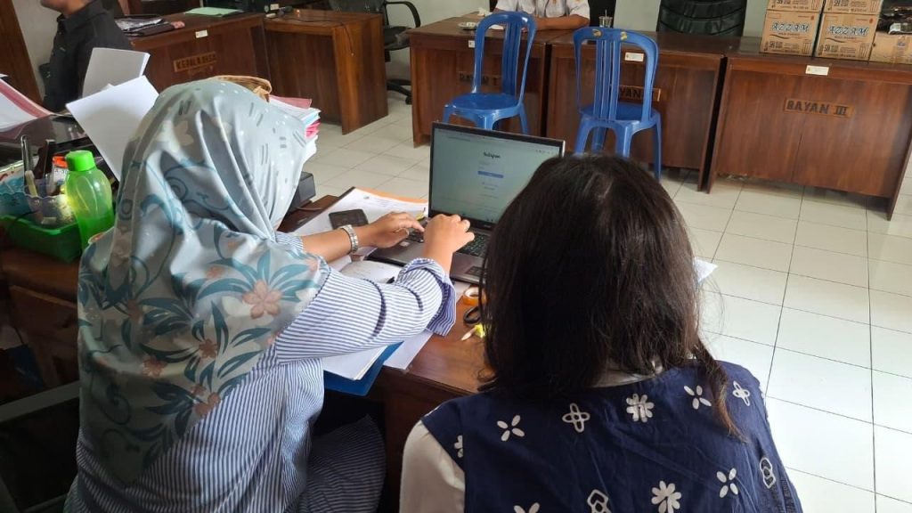 Pelatihan penggunaan sosial media dari tim KKN UNS 301 dengan perangkat Desa Musuk. Foto: KKN UNS 301